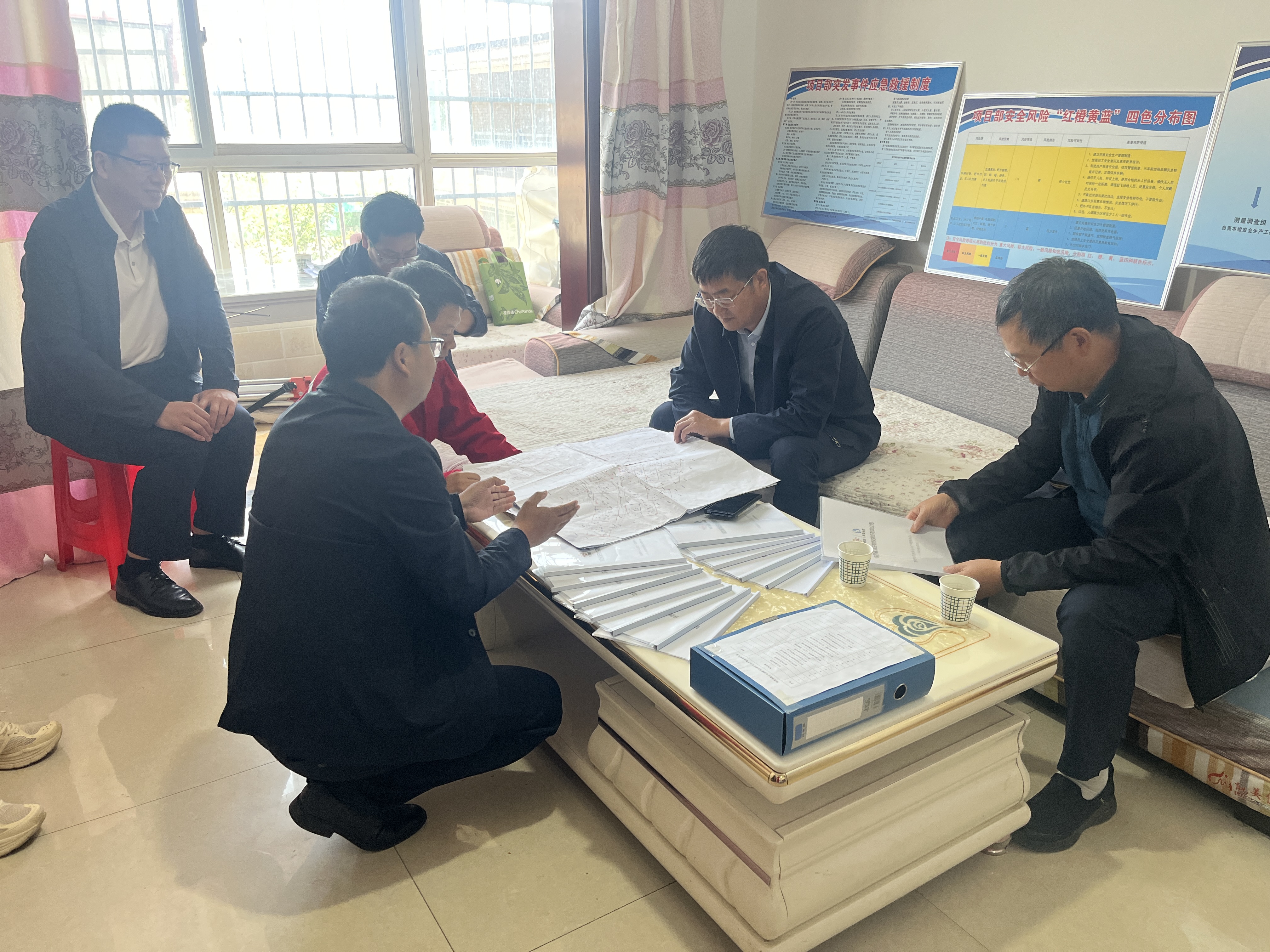111778460390971832.jpeg 5月8日,陕煤地质集团副总经理、春安检查第二督导组组长韩志雄、资深专家张鑫、生产管理部负责人段晓青一行,到物测公司黄陵农房调查项目开展春季安全环保消防综合大检查。(龙斌).jpg
