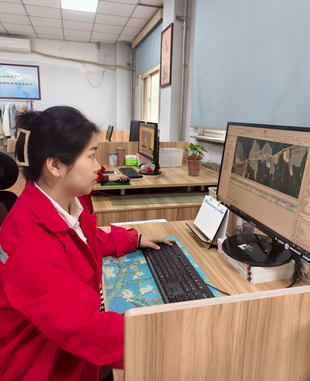 方寸屏幕绘山河——记陕煤地质物测公司航测地信院内业技术带头人刘莹。图为刘莹正在进行国土变更调查项目图斑核查工作（侯丽娜）.jpg